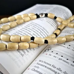 Katholischer Rosenkranz aus Holzperlen – handgeknüpft mit individueller Kreuzauswahl