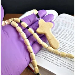 Katholischer Rosenkranz aus Holzperlen – handgeknüpft mit individueller Kreuzauswahl