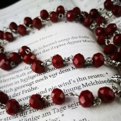 Katholischer Rosenkranz silber-rot – Glasperlen & verziertes Kreuz, 66 cm