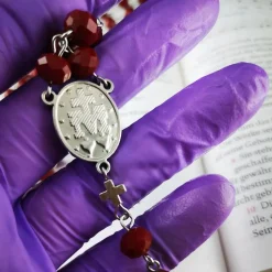 Katholischer Rosenkranz silber-rot – Glasperlen & verziertes Kreuz, 66 cm