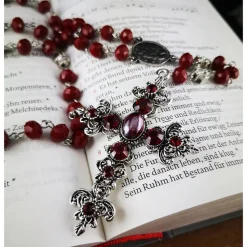 Katholischer Rosenkranz silber-rot – Glasperlen & verziertes Kreuz, 69 cm