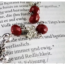 Katholischer Rosenkranz silber-rot – Glasperlen & verziertes Kreuz, 69 cm