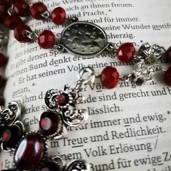 Katholischer Rosenkranz silber-rot – Glasperlen & verziertes Kreuz, 69 cm