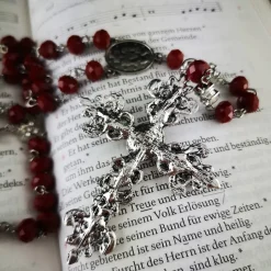 Katholischer Rosenkranz silber-rot – Glasperlen & verziertes Kreuz, 69 cm