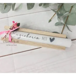 Kerze - Stabkerze mit Spruch -Kollegin mit Herz, Erzieherin, Lehrerin usw. - Dekoriert mit Holz - Danke Dankegeschenk