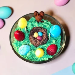 Kerze „Frohe Ostern – Osterwiese“ aus Sojawachs | Frühlingskerze mit langer Brenndauer