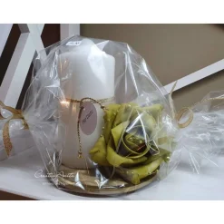 Kerze mit goldenem Kerzenteller - dekoriert mit Rose - als Geschenk verpackt