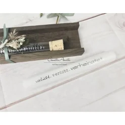 Kerze mit Reagenzglas Wunscherfüller - Stabkerze mit Spruch -verliebt verlobt verheiratet- Dekoriert mit Holz - Hochzeit
