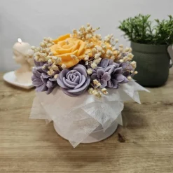 Kerzenblumenstrauß Lavendel & Orange | Rapswachs Rose Kerze | Lila Gelbe Deko Flowerbox | Veganes Geschenk