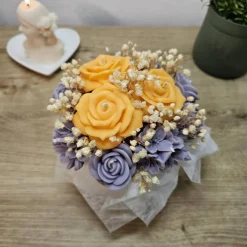 Kerzenblumenstrauß Lavendel & Orange | Rapswachs Rose Kerze | Lila Gelbe Deko Flowerbox | Veganes Geschenk
