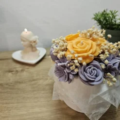 Kerzenblumenstrauß Lavendel & Orange | Rapswachs Rose Kerze | Lila Gelbe Deko Flowerbox | Veganes Geschenk