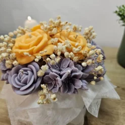 Kerzenblumenstrauß Lavendel & Orange | Rapswachs Rose Kerze | Lila Gelbe Deko Flowerbox | Veganes Geschenk