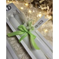 Kerzenhalter-Set aus Raysin – Handgegossen, mit Stabkerzen.