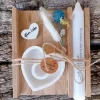 Kerzenset aus herzförmigem Kerzenhalter und Stabkerze als Geschenk zur Hochzeit