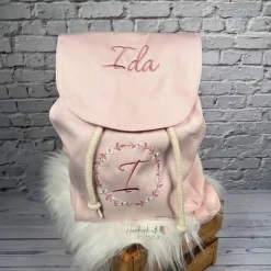 Kinder Rucksack mit Blumenkranz, Initial & Namen bestickt I personalisierter Kinderrucksack I Kita Tasche in 5 Farben
