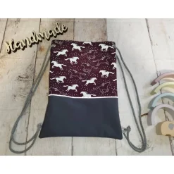 Kindergarten Turnbeutel Pferde Reflektor bordeaux– Softshell, 3 Größen, personalisierbar