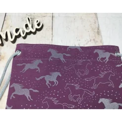 Kindergarten Turnbeutel Pferde Reflektor bordeaux– Softshell, 3 Größen, personalisierbar