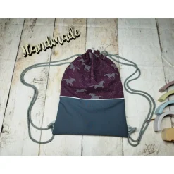 Kindergarten Turnbeutel Pferde Reflektor bordeaux– Softshell, 3 Größen, personalisierbar