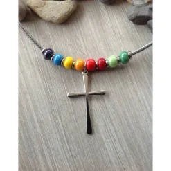 Kinderkette mit einem schlichten Kreuz und Rocailles in Regenbogenfarben