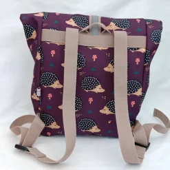 Kinderrucksack aus weinrotem Softshell mit Igel-Motiven