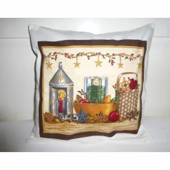 Kissenhülle Weihnachten mit Laterne, Sternen, Tannenzapfen und Girlande