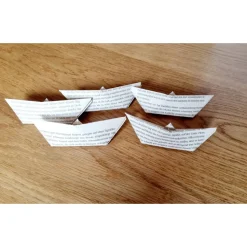 Klassische Papierschiffchen, Tischdeko zur Taufe, zeitlos, Unikat, handgefertigt, Origami, Upcycling aus Buchseiten,