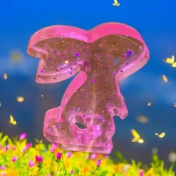 Klassische weiße und moderne pinke Häschen