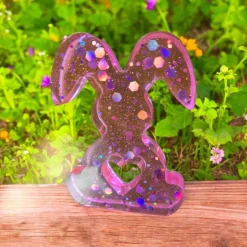 Klassische weiße und moderne pinke Häschen