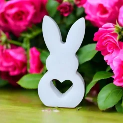 Klassische weiße und moderne pinke Häschen