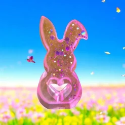 Klassische weiße und moderne pinke Häschen