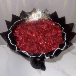 Klassischer ewiger Rosenstrauß mit roten Glitzerrosen und funkelndem Diadem