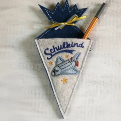 Kleine bestickte Schultüte "Flugzeug" aus Wollfilz in drei Größen * individuell nach Wunsch angefertigt
