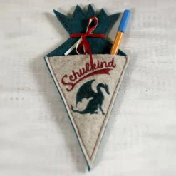 Kleine bestickte Schultüte "Drache" aus Wollfilz in drei Größen *individuell nach Wunsch angefertigt