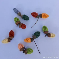 kleine gehäkelte Eicheln