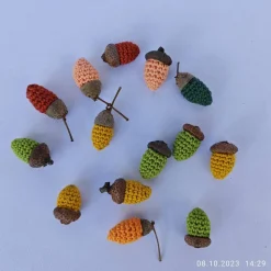 kleine gehäkelte Eicheln