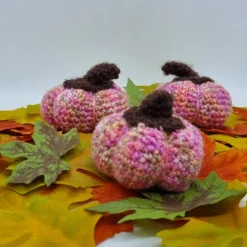 Kleine gehäkelte Kürbisse in rosa