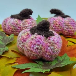 Kleine gehäkelte Kürbisse in rosa