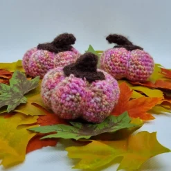 Kleine gehäkelte Kürbisse in rosa