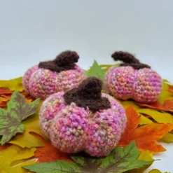 Kleine gehäkelte Kürbisse in rosa