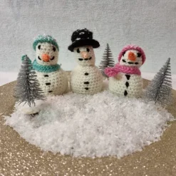 Kleine gehäkelte Schneemänner, verschiedene Ausführungen