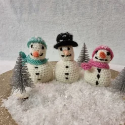 Kleine gehäkelte Schneemänner, verschiedene Ausführungen