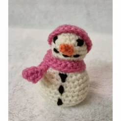 Kleine gehäkelte Schneemänner, verschiedene Ausführungen