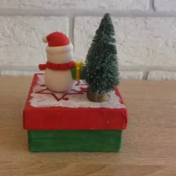 kleine Geschenkverpackung mit Schneemann und Tannenbaum