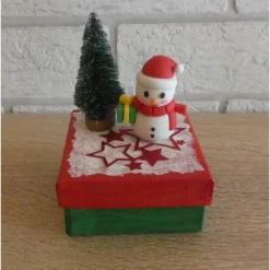 kleine Geschenkverpackung mit Schneemann und Tannenbaum