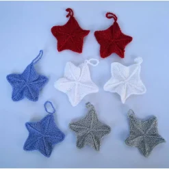 kleine gestrickte Sterne in verschiedenen Farben