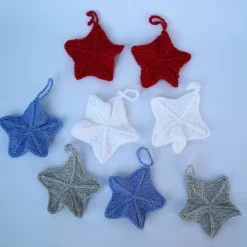 kleine gestrickte Sterne in verschiedenen Farben