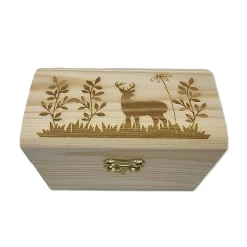 Kleine Holzkiste mit graviertem Hirschmotiv