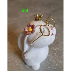 kleine Häschen aus Raysin mit Brille, Krone und Blume - niedliche Dekoration