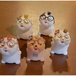 kleine Häschen aus Raysin mit Brille, Krone und Blume - niedliche Dekoration