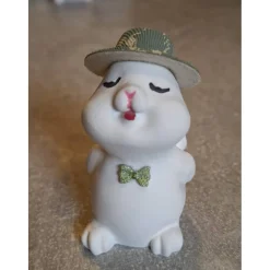 kleine Häschen aus Raysin mit Hut und Fliege - niedliche Dekoration